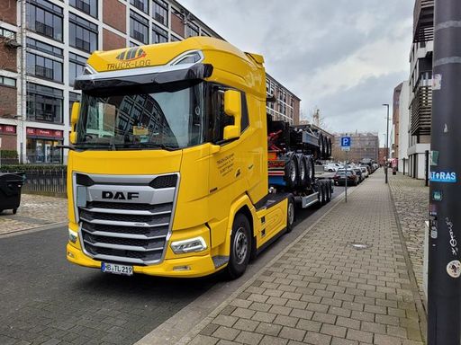 DAF XG+ mit Chassis im Huckepack